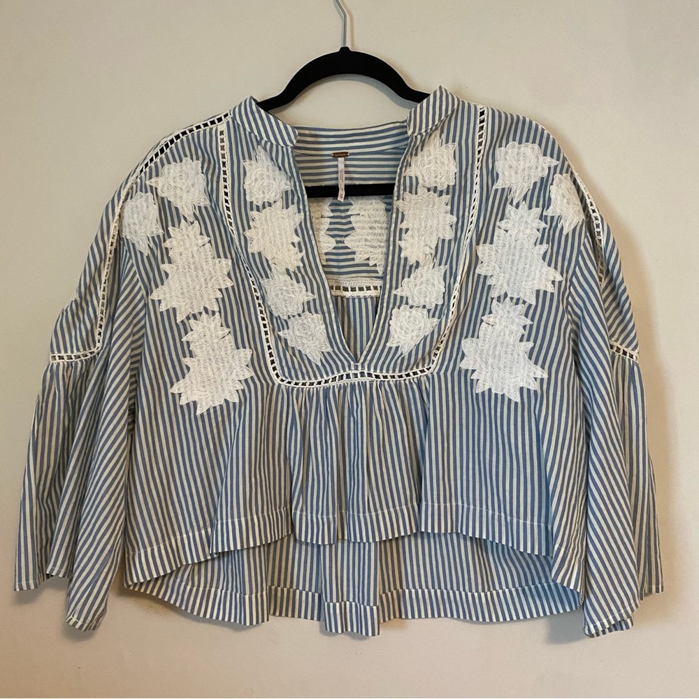 FREE PEOPLE cropped flowy shirt, size XS. Perfect for summer!